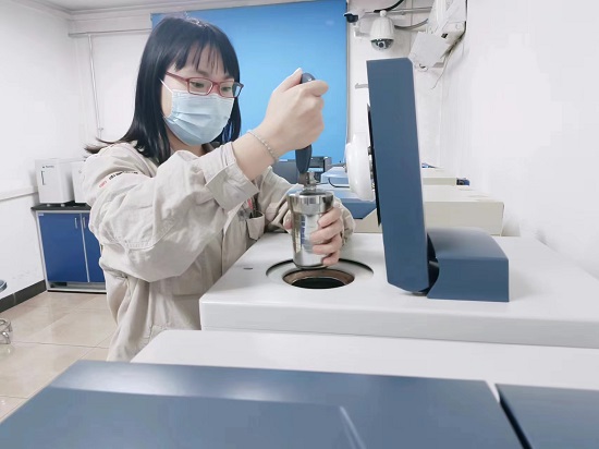 丰润热电公司：煤化验中的巾帼情2 - 副本.jpg