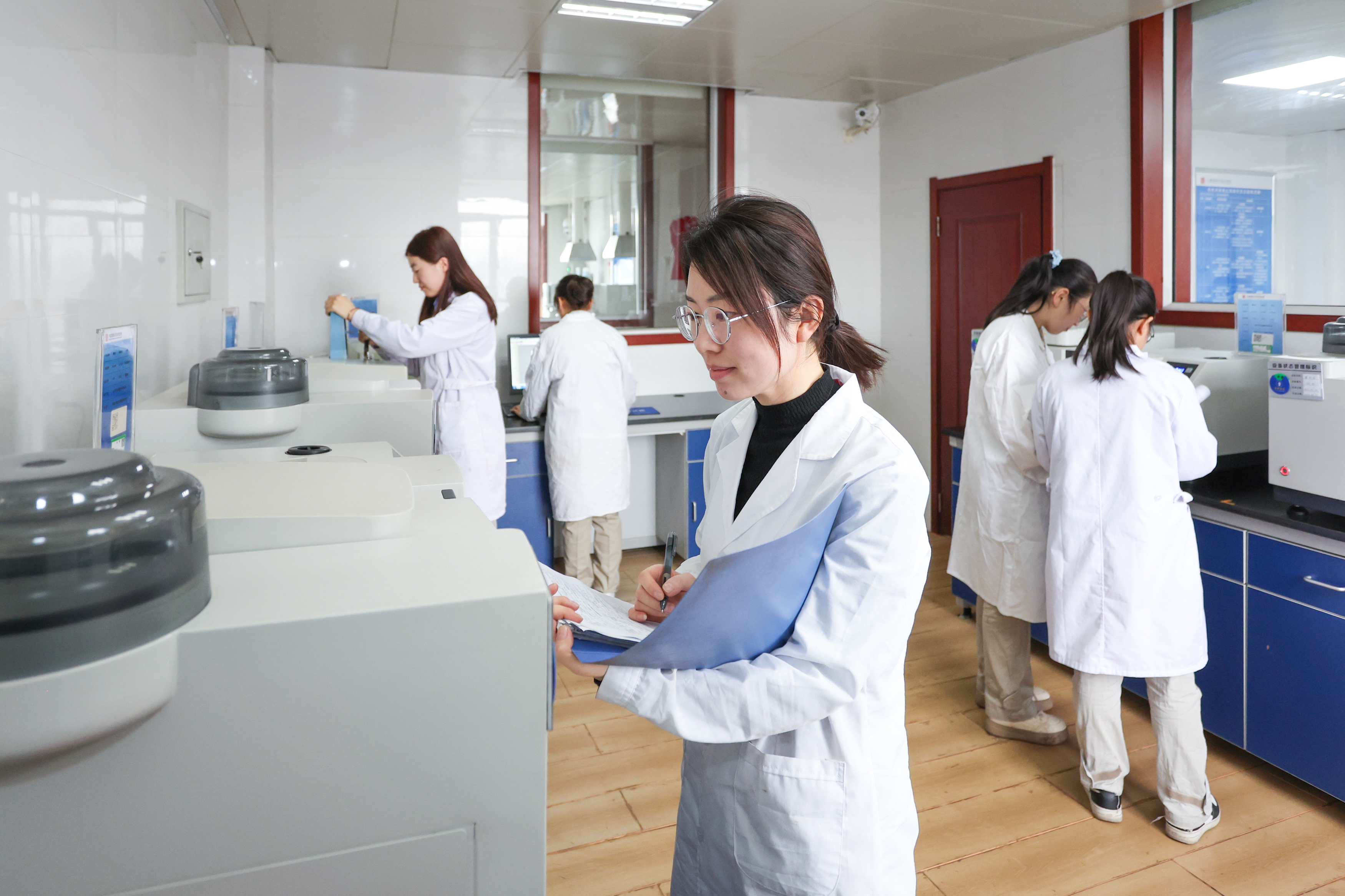 [1xBET榜样]托克托发电公司燃料质检部煤化验班获“全国五星级班组” (2).jpg