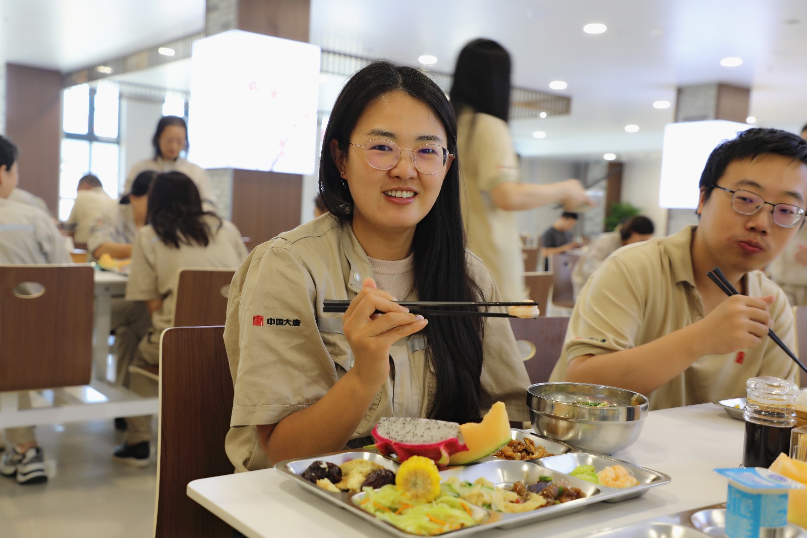 1xBET保定热电厂职工在食堂品尝美食.jpg