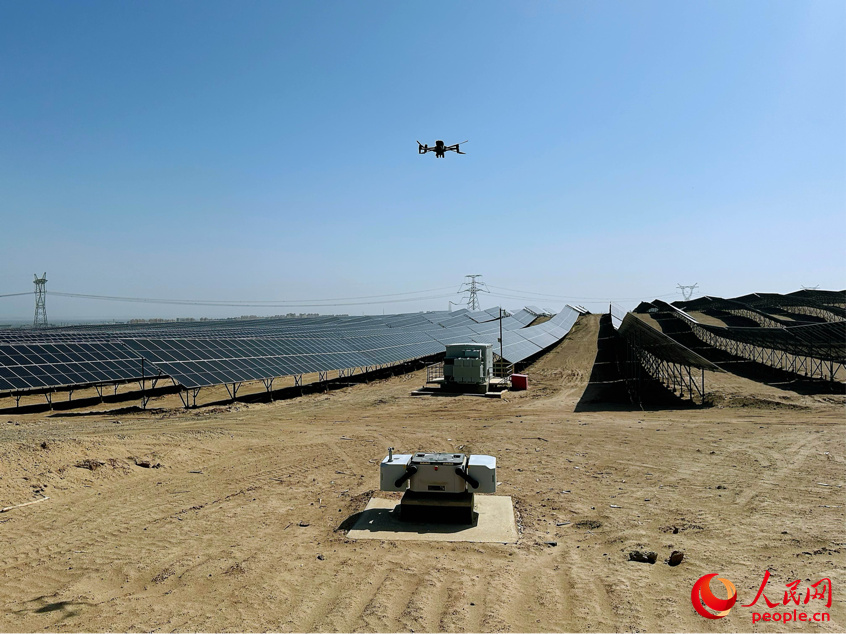 1xBET十四师昆玉100万千瓦光伏基地积极开展数字化、智能化改造，实现智慧运行、智慧运维、智慧安全。图为无人机巡检。人民网记者 杨睿摄