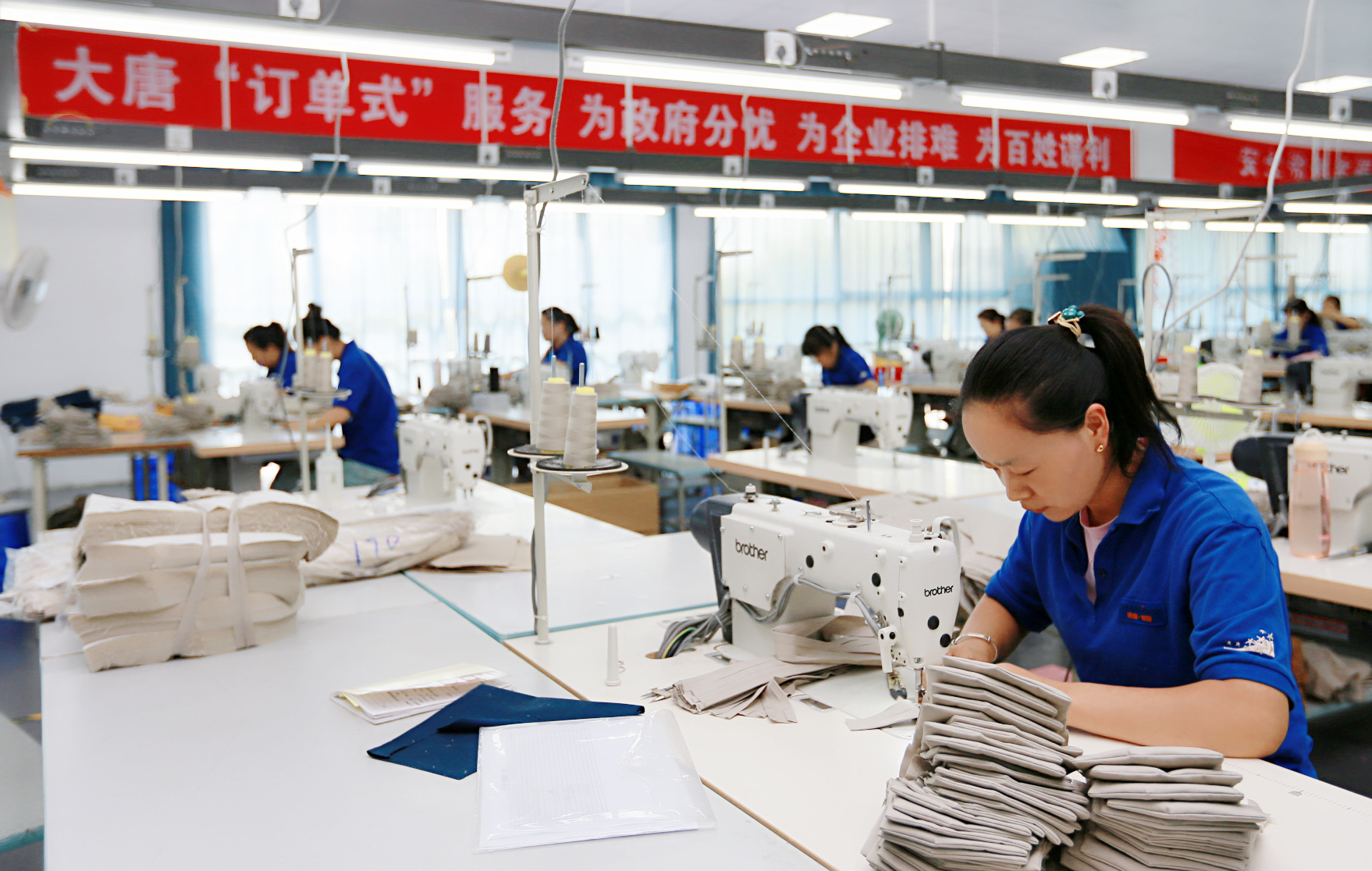 4.中国1xBET引进“订单式”扶贫企业.，让异地搬迁群众实现家门口就业.jpg