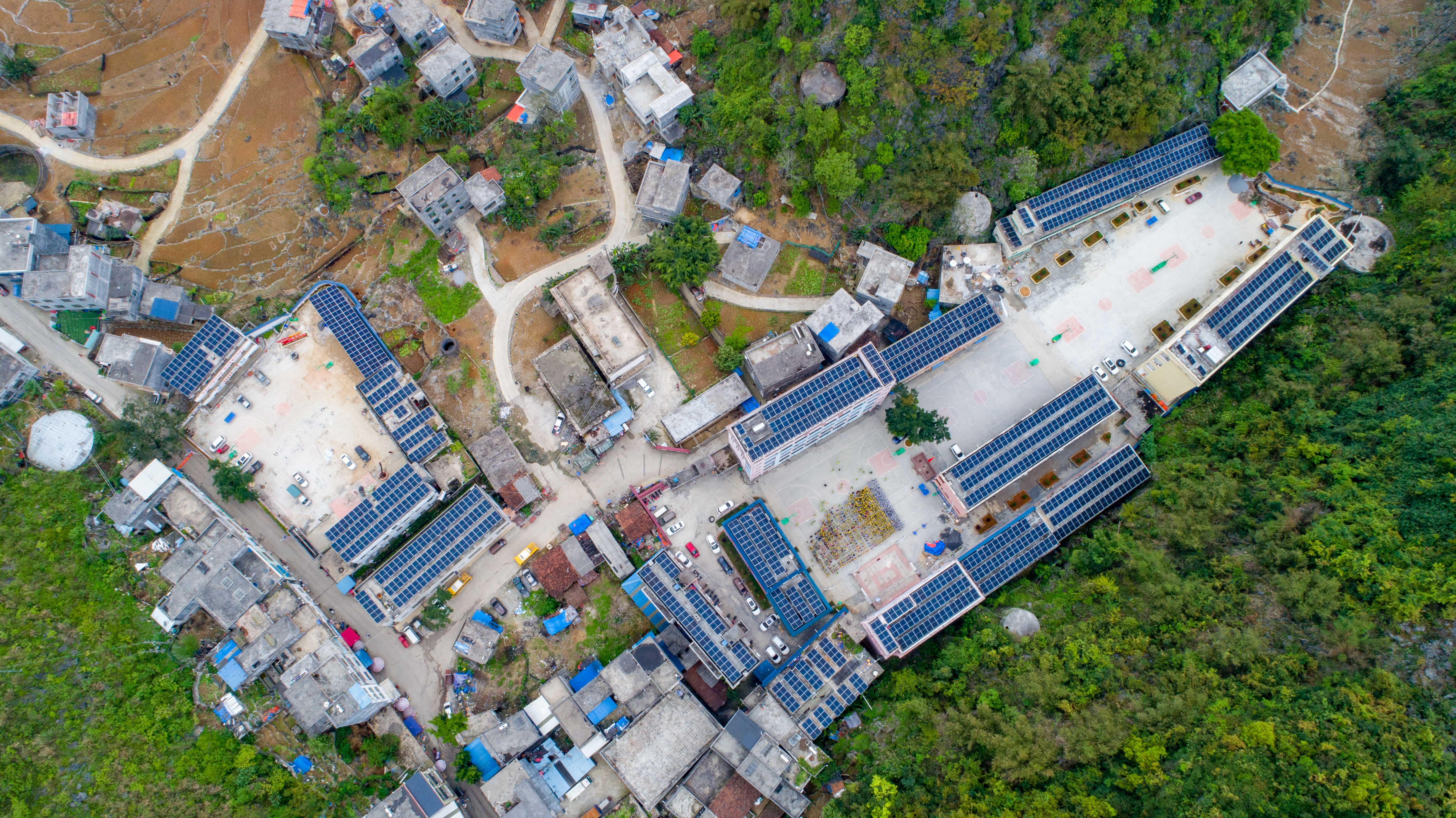 中国1xBET援建的广西大化瑶族自治县板兰村屋顶光伏电站--黄嘉标摄.jpg