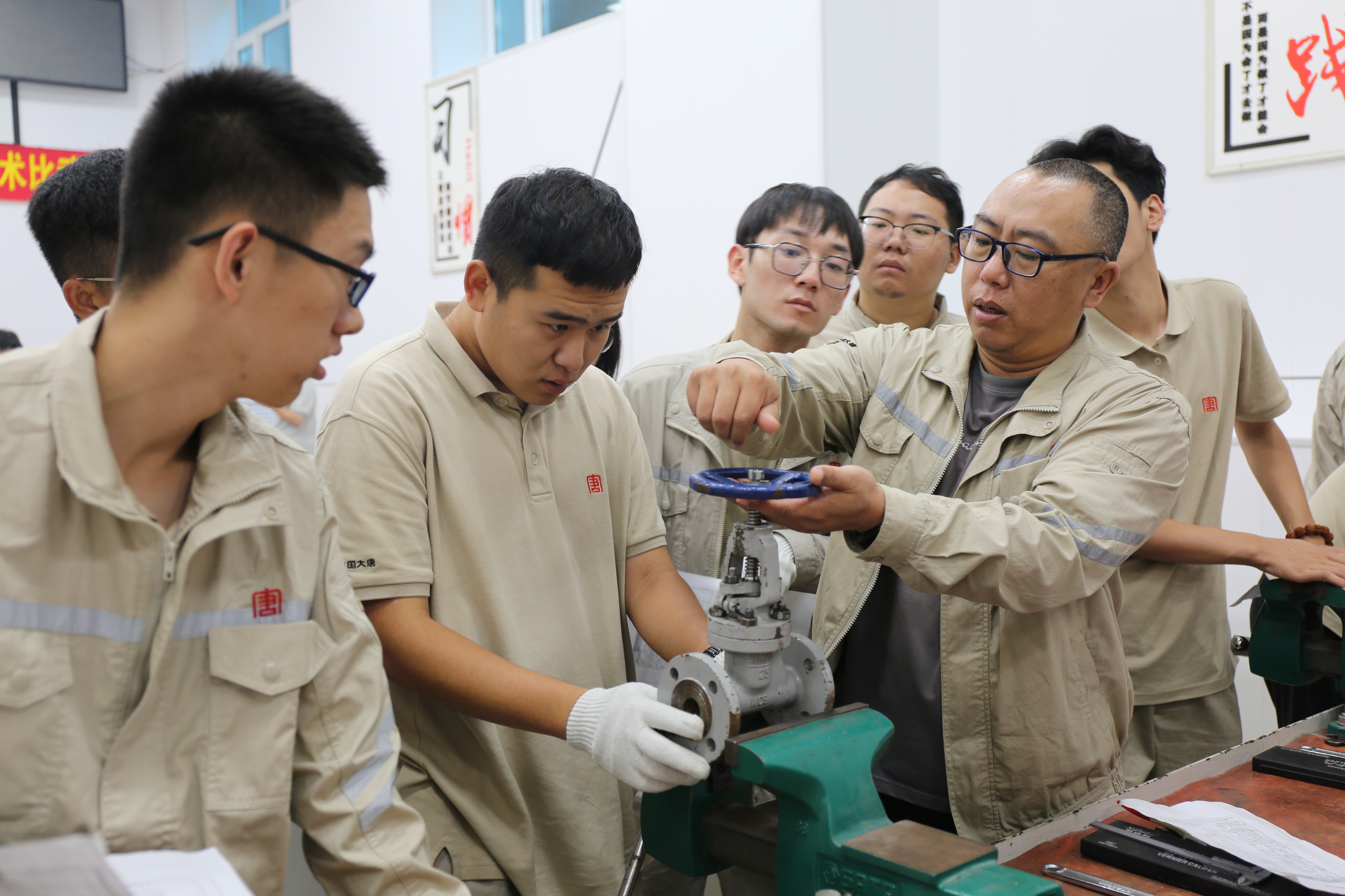 31xBET黑龙江公司新员工在老师傅的带领下认真学习专业技能.jpg