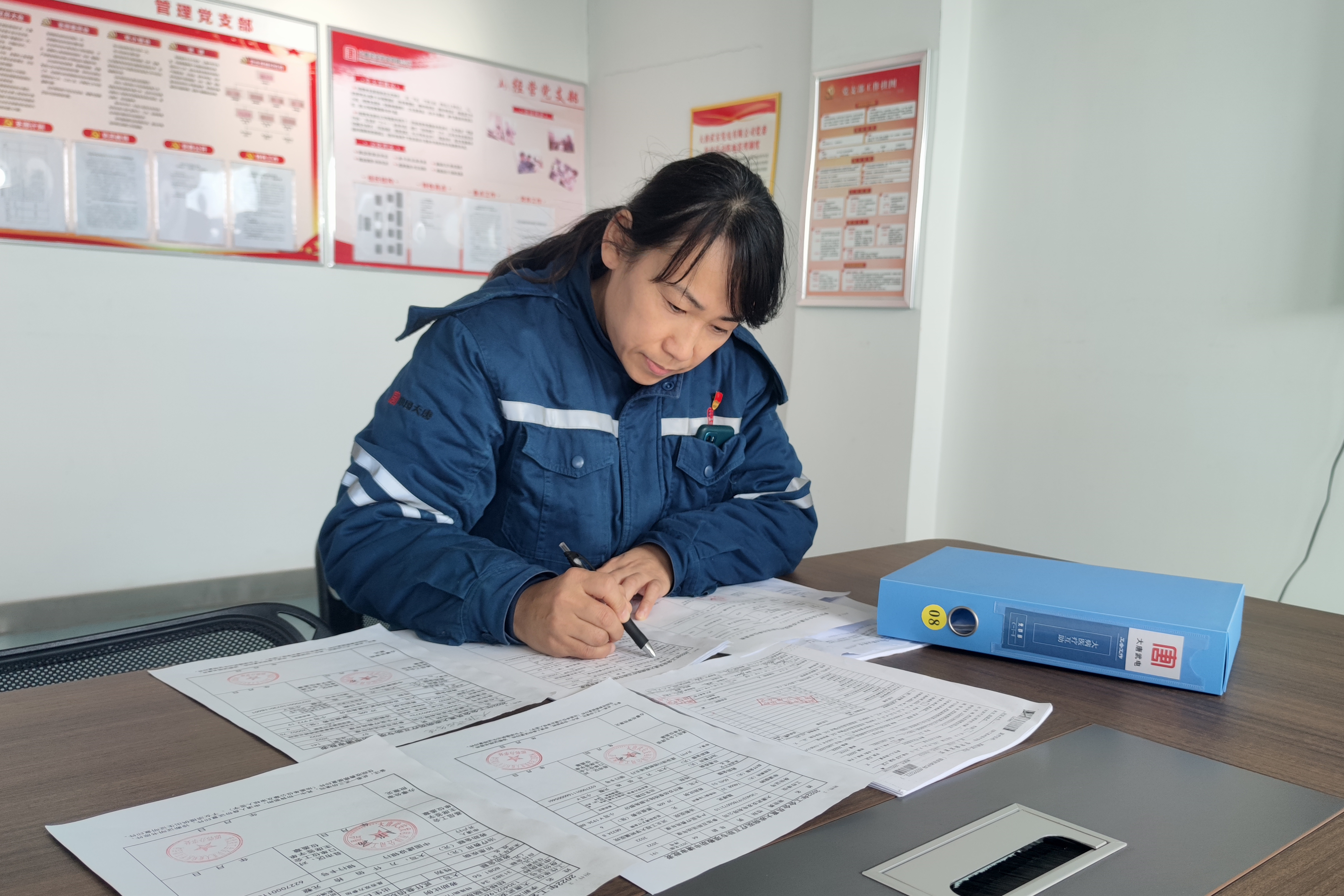 1xBET武安发电有限公司张华正在梳理职工专项救助材料.jpg