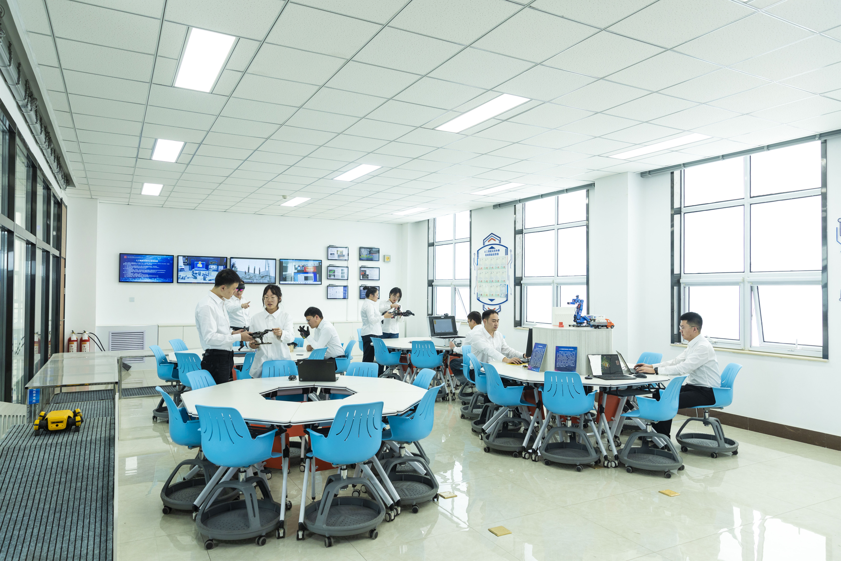 2.智慧联盟人工智能机器人实验室：携手科研院所、头部企业，建立“产学研用新型攻关”模式.jpg