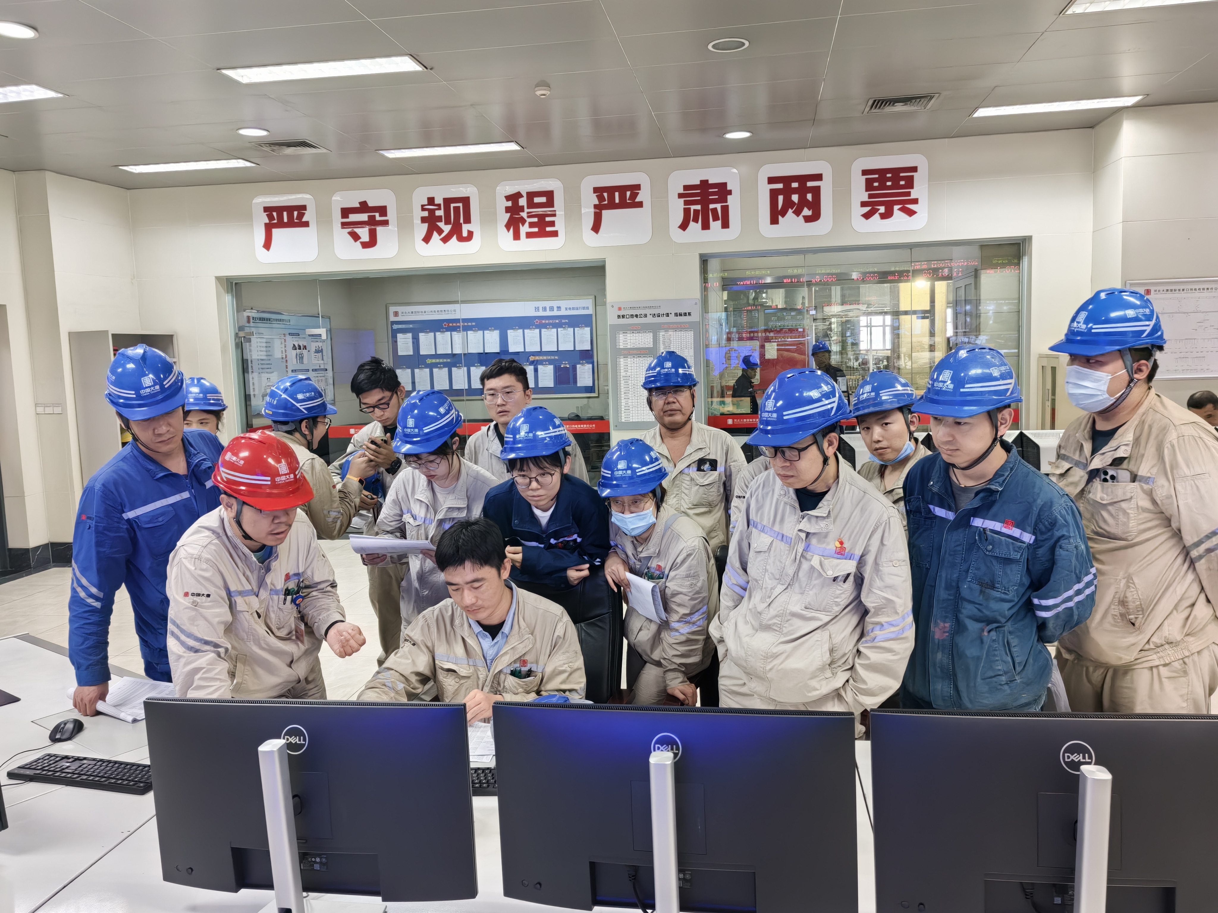 张家口热电公司2号机组DCS系统自控改造 一次受电后送电后热工人员核对点位 李曼拍摄 （字体：思源黑体）.jpg