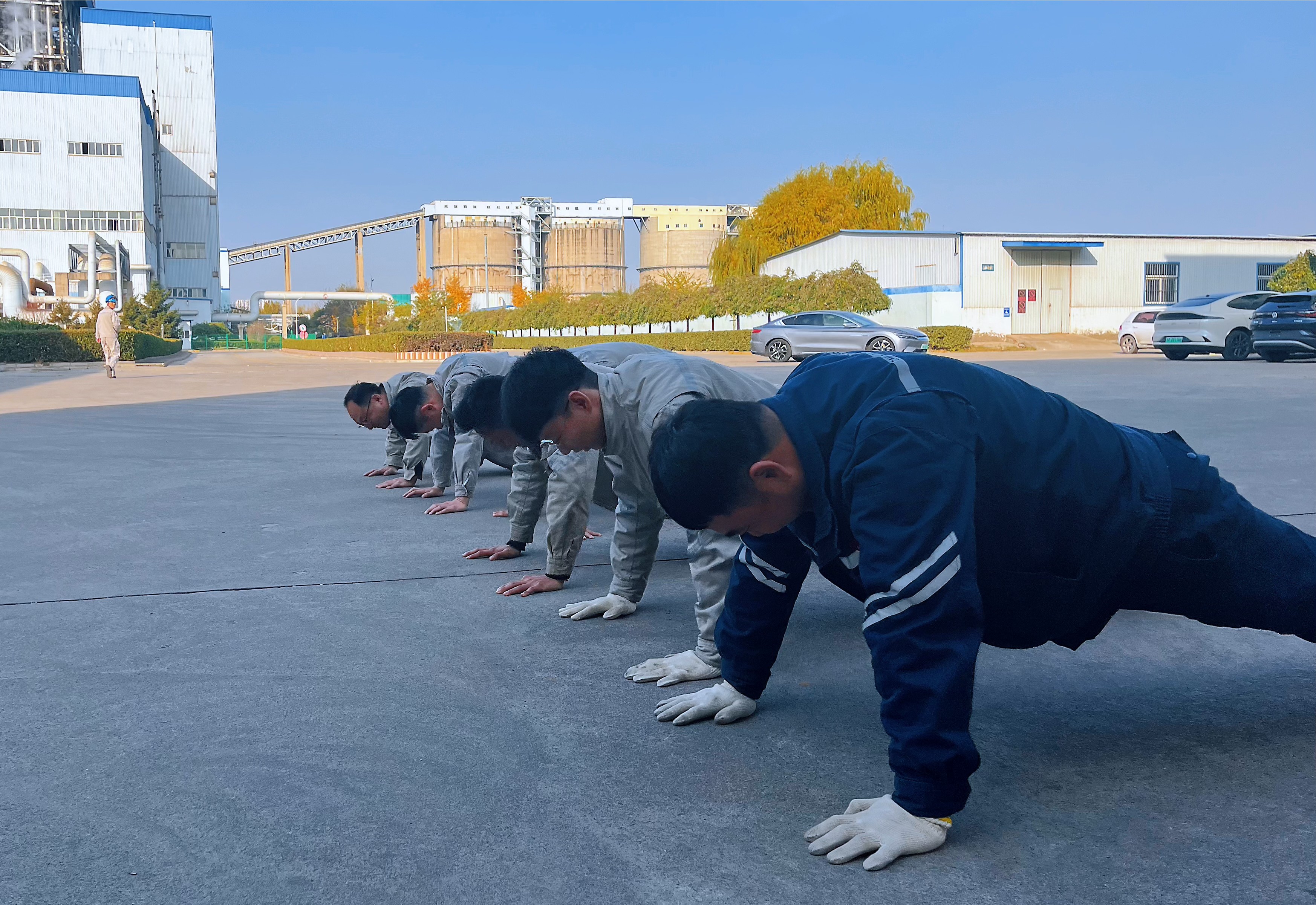 【现场风采】丰润热电公司：职工俯卧撑比赛 “撑”出精神头 (2)_副本.jpg